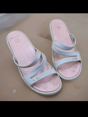 Crocs Patricia Women’s Sandal Size W9 In Gray And Pink Strappy Logo Summer